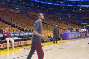 杜兰特赛前投篮热身训练，看上去不像膝盖有伤啊