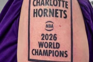 真够狠的！黄蜂球迷此前的纹身：黄蜂是26年NBA总冠军！